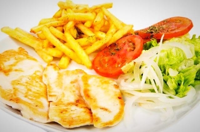 Pollo Asado con Plátanos Fritos (Fried Plantains).