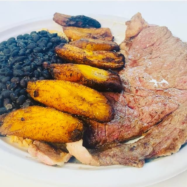Carne Asada con Yuca Frita (Yuca Fries).