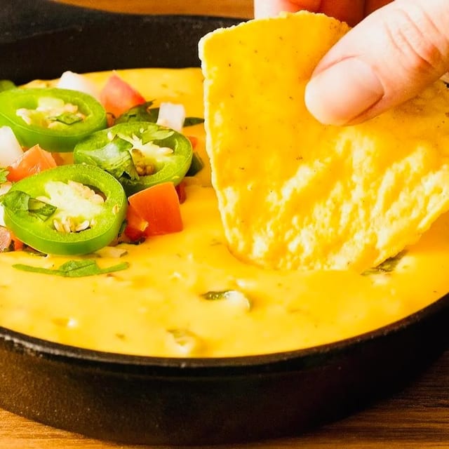 Small Chips & Nacho Queso Dip.